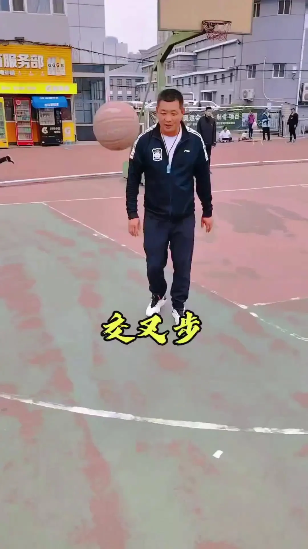 如何在篮球表演赛中观察和发展个人技能_0